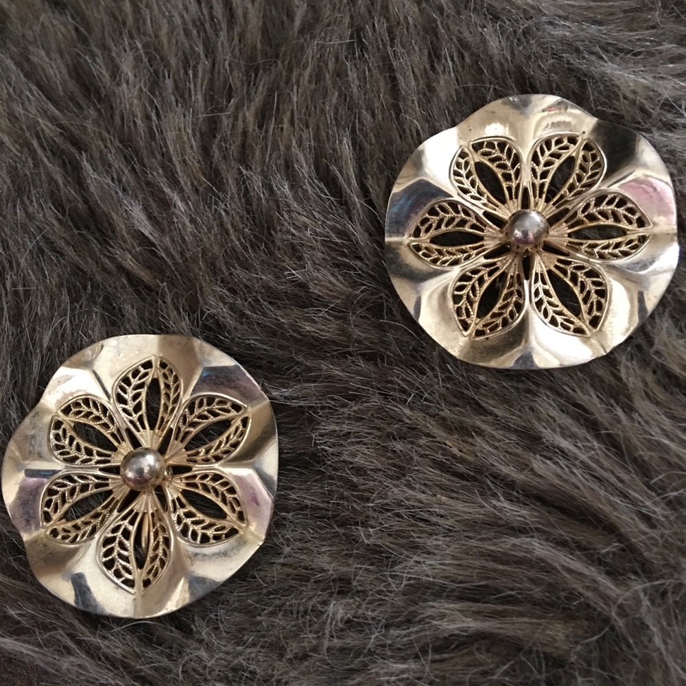 Vintage 70s Sarah Coventry gold tone clip earrings